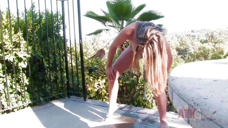 ATKIngdom: Staci Silverstone需要一段时间来锻炼神经撒尿。