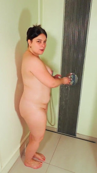 Hot MILF Pissing and Masturbating in the Shower with Shower Head