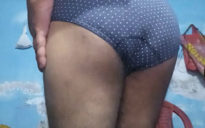 Lustyizlife: Tesão crossdresser Femboy com Phimosis Dick Masturbando e acariciando até...
