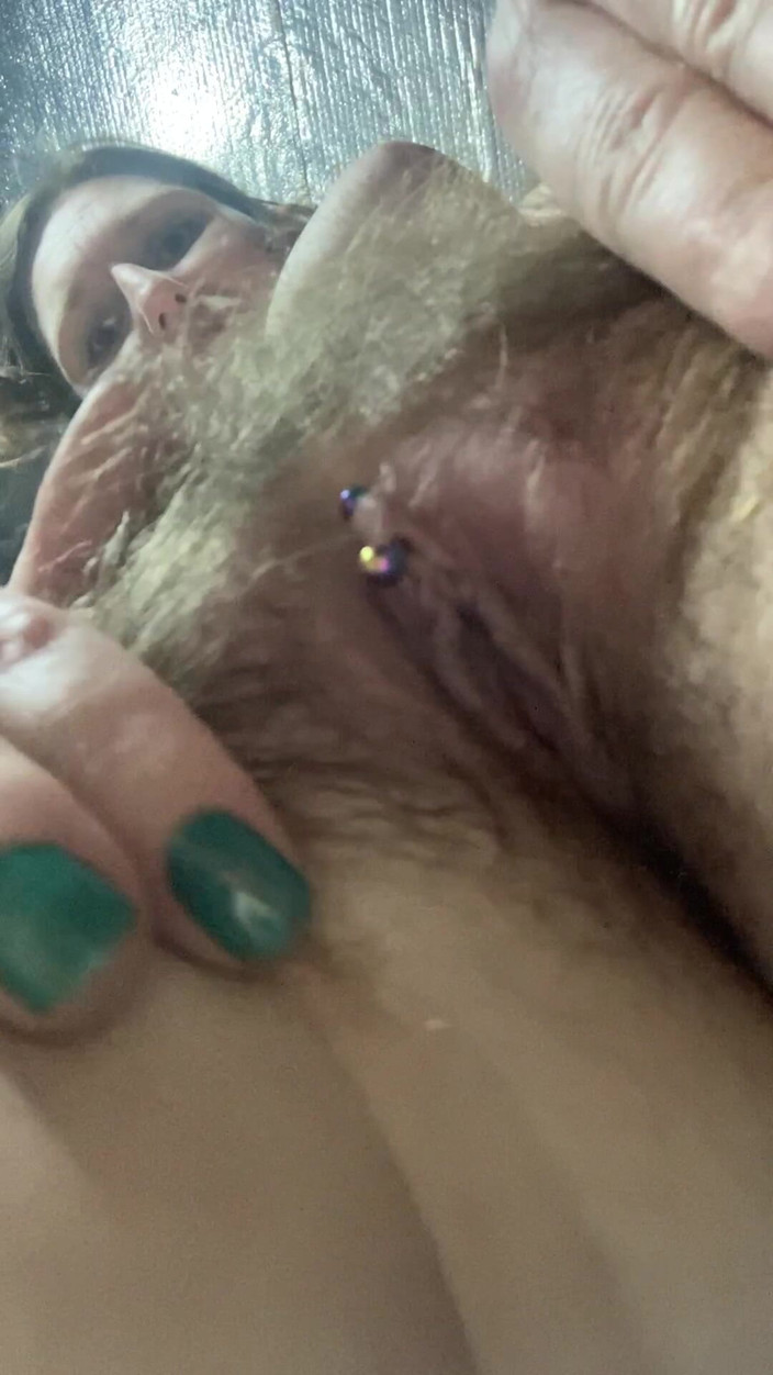 MistressWriggler: Škádlení tě mojí nadrženou chlupatou kundičkou jen inches from your...