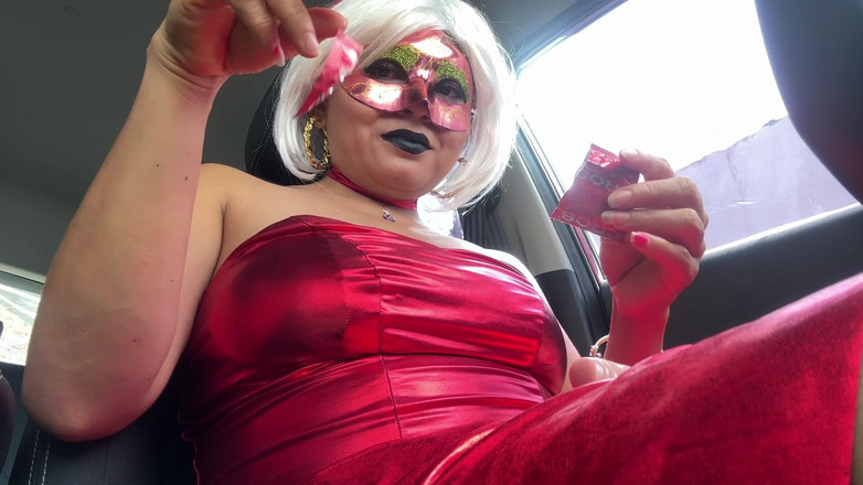 NEGRITA SEXY: Exhibiționista se masturbează în mașina ei - intens sub fustă și punctul culminant