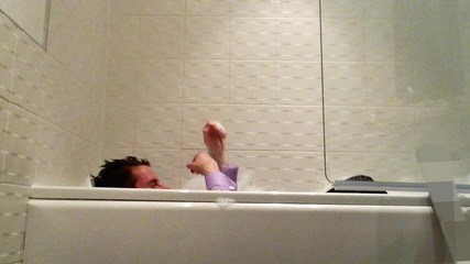 Suited in LDN: Baie cu bule potrivită