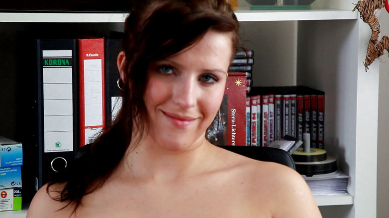 Toy Sluts: Masturbace v kanceláři se sexy holkou