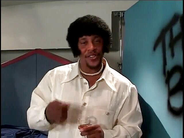 Hot and Wet: बड़े स्तनों और काले बाल वाली रिवर्स काउगर्ल शैली में बड़े काले लंड की सवारी करती है