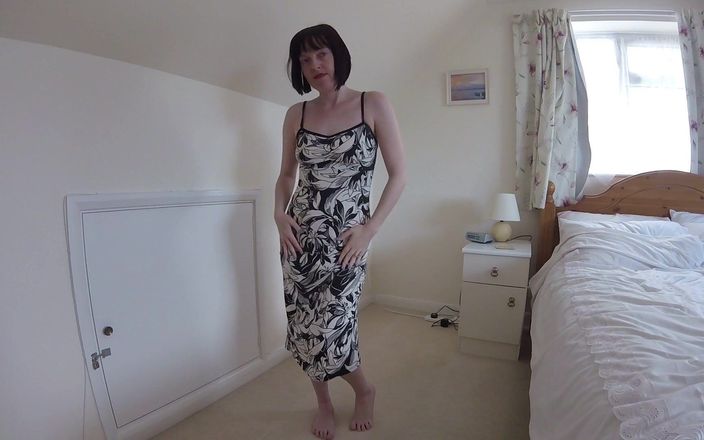 Horny vixen: Esposa faz striptease em vestido de coquetel