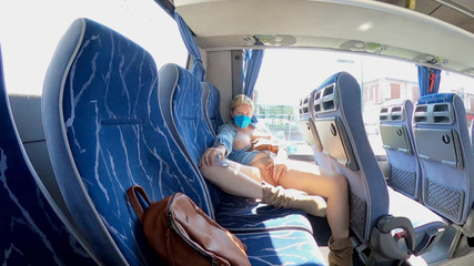 Mature_cunt: Exhibitionisten-MILF schuht sich in einem bus und bekommt einen orgasmus...