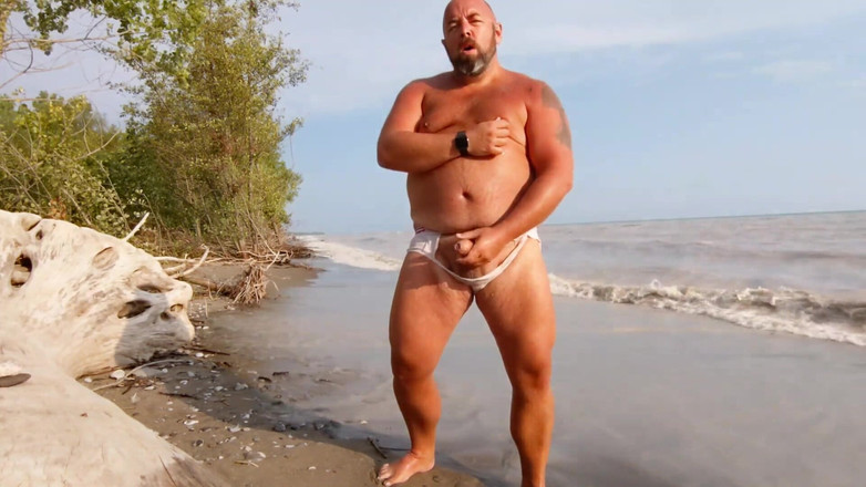 Skin and earth: Orso paffuto, slip bagnati strappati, Jerkoff spiaggia nudista (skinandearth)