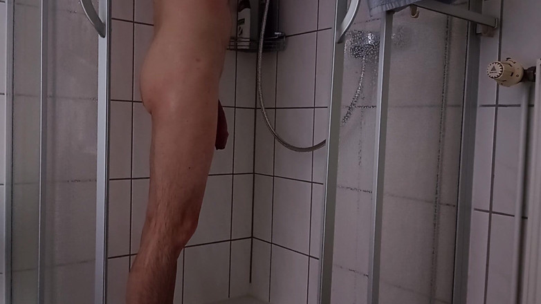 TheOldBigThing: Il giovane ragazzo dotato nudo in doccia si gode la...