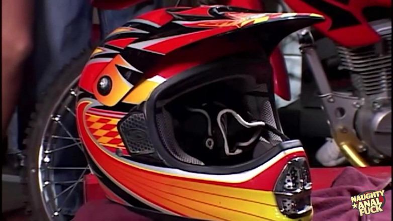 Naughty anal fuck: O pereche de tipi norocoși ajung să-și umple prietena blondă în...