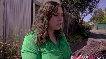 Girls Out West: Kurvige brünette mit gepiercten nippeln masturbiert mit anal- und vaginalem...