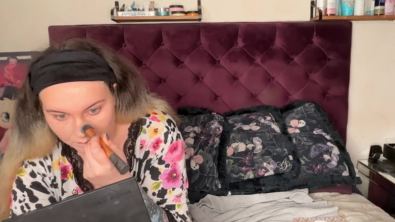 MissFFW: Kinky hoer doet haar make-up aan voor een kinky nacht