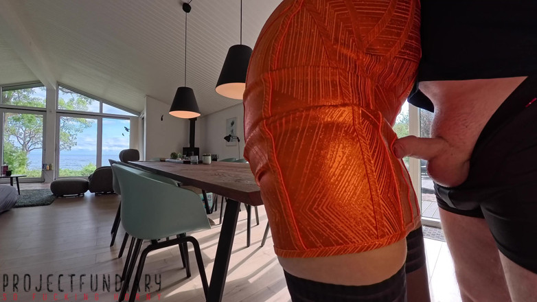 Projectsexdiary: Sexy, rondingen vrouw in oranje, nauwsluitende jurk en kousen is...