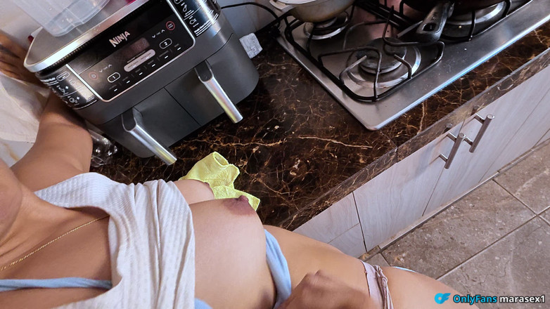 Pronoia Mey: Nestříkej dovnitř, jsem tvá šukající nevlastní matka. Nevlastní syn plní svou...