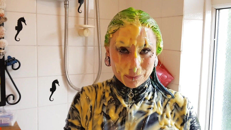 Tattooed Milfy Mama: Natte en rommelige Custard catsuit