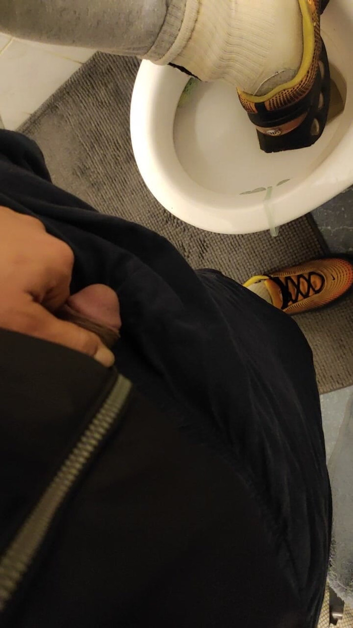 SmokedAlloy2: Dirtyjunkbro di toilet penuh dengan kencing, kaus kaki bau, dan...