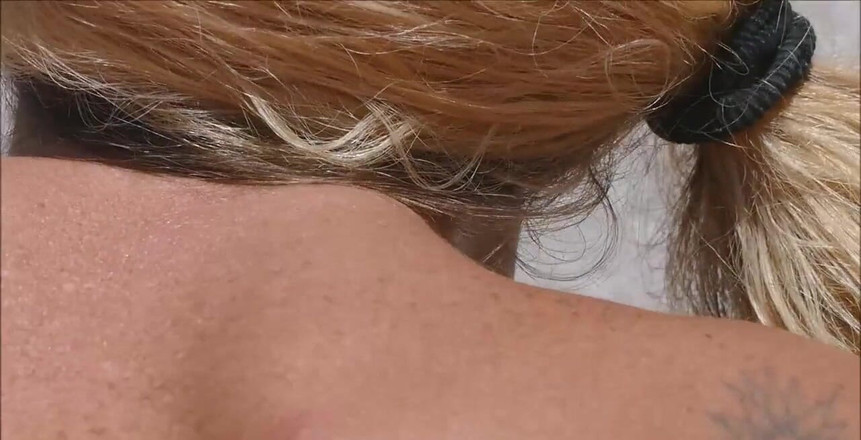 Natalie K: Primer dedeándose desnuda al aire libre, quitando mi bata de...