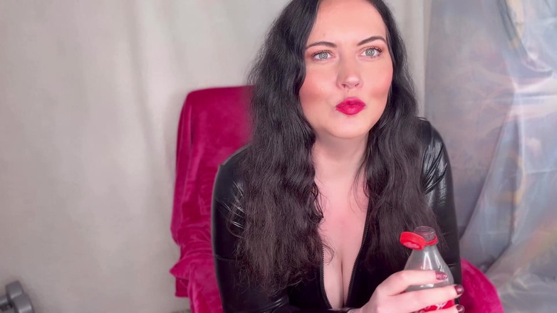 MissFFW: Domnișoara Ffw se bucură de o sticlă de Cola și burping