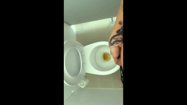 Idmir Sugary: Un jumelle tatoué pisse dans les toilettes remplies de pisse...