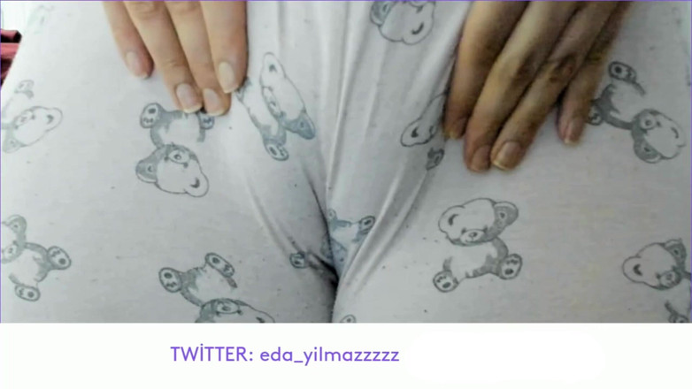 bigass_sexy_bigboobs: Cameltoe - geschwollene muschi - masturbiert mit schlafanzug