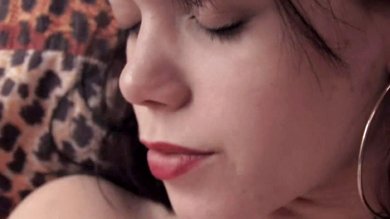 Toy Sluts: Prsatá holka roztahuje nohy pro vibrátor, aby potěšila svou kundičku