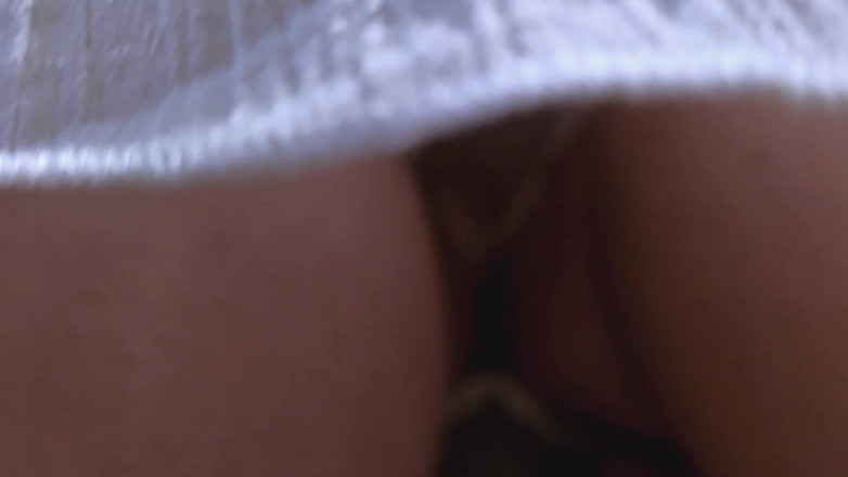 Venus and rider: 欲求不満の見知らぬ男に触れて、彼女のパンティの中にペニスを滑り込ませ、膣に精液を注いだ