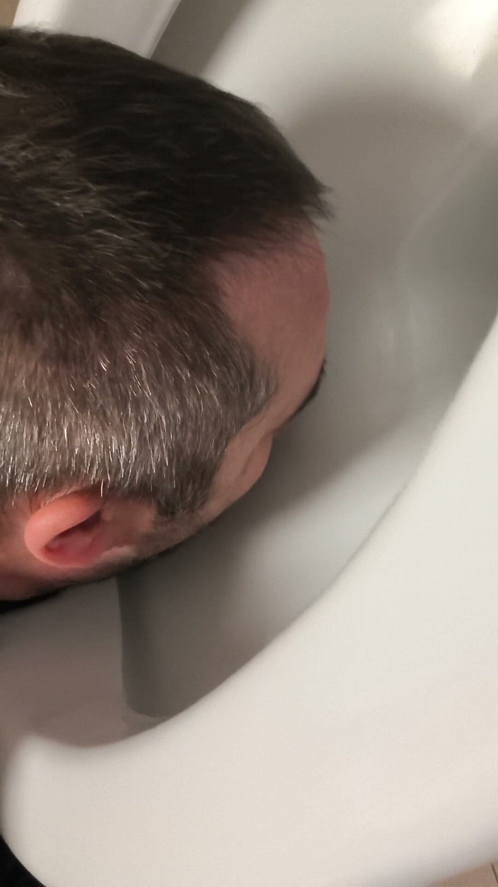 LeccaCessi: Lécher les toilettes publiques (18/10/26)