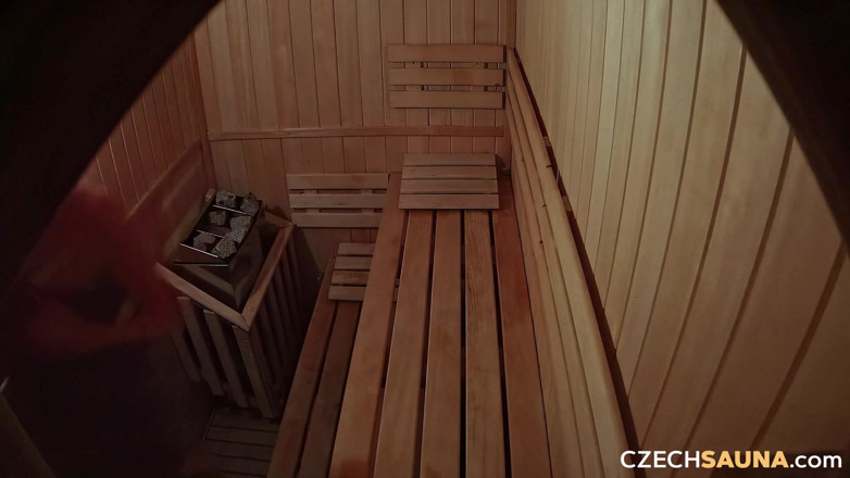 Czech Sauna: Sauna ceca 5: gli amici nudi diventano stravaganti nella sauna