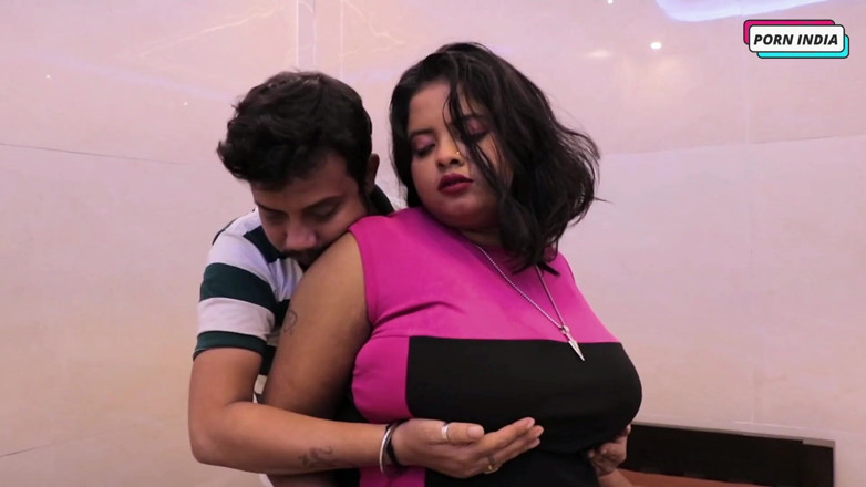 Porn India Studio: Prsatá sexy holka hardcore romantický sex s cizincem