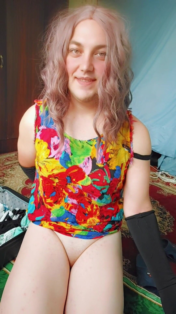 Kitty_Cross: Crossdresser 模特魔术：与优雅共舞