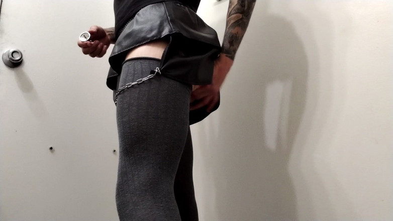 Vovxxx: Femboy Lex Chains Di Dalam