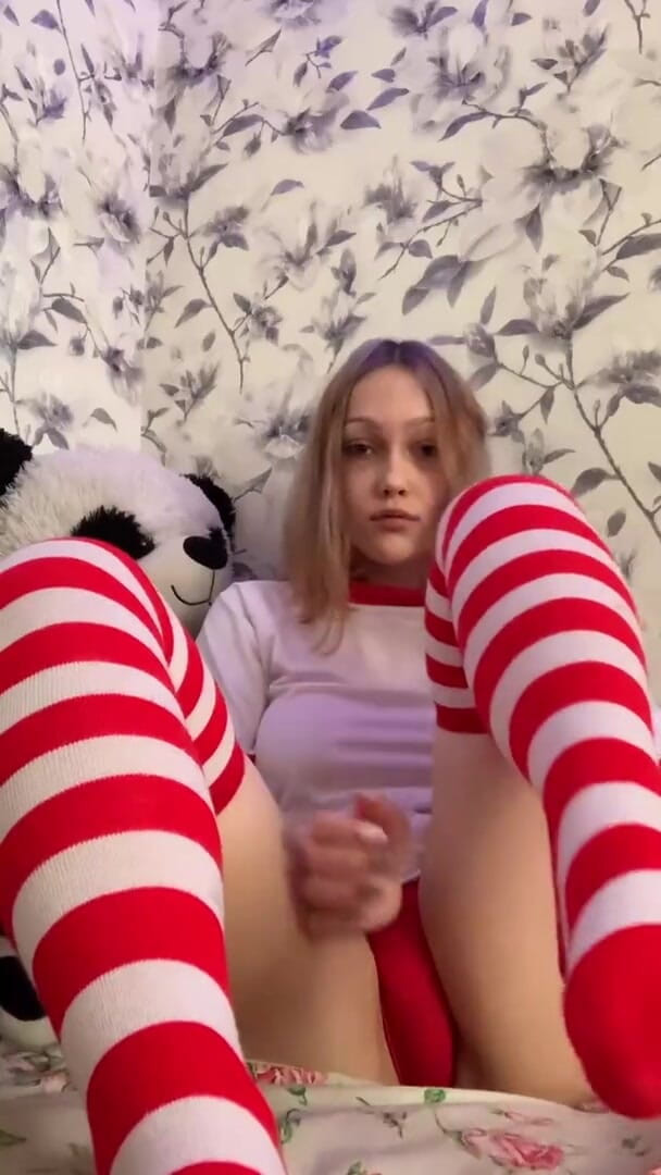 SashaSweet69: Brincando com um pinguim de brinquedo em meias