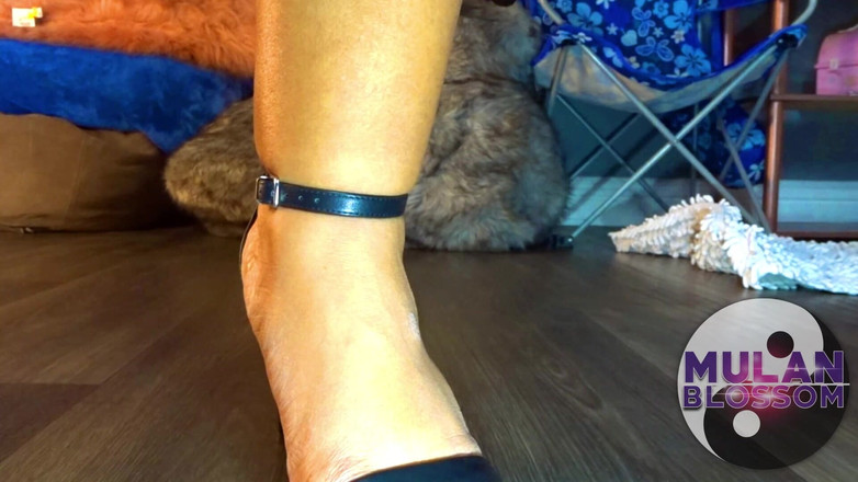 Mulan Blossom: Cewek semok kulit hitam lagi asik jalan-jalan