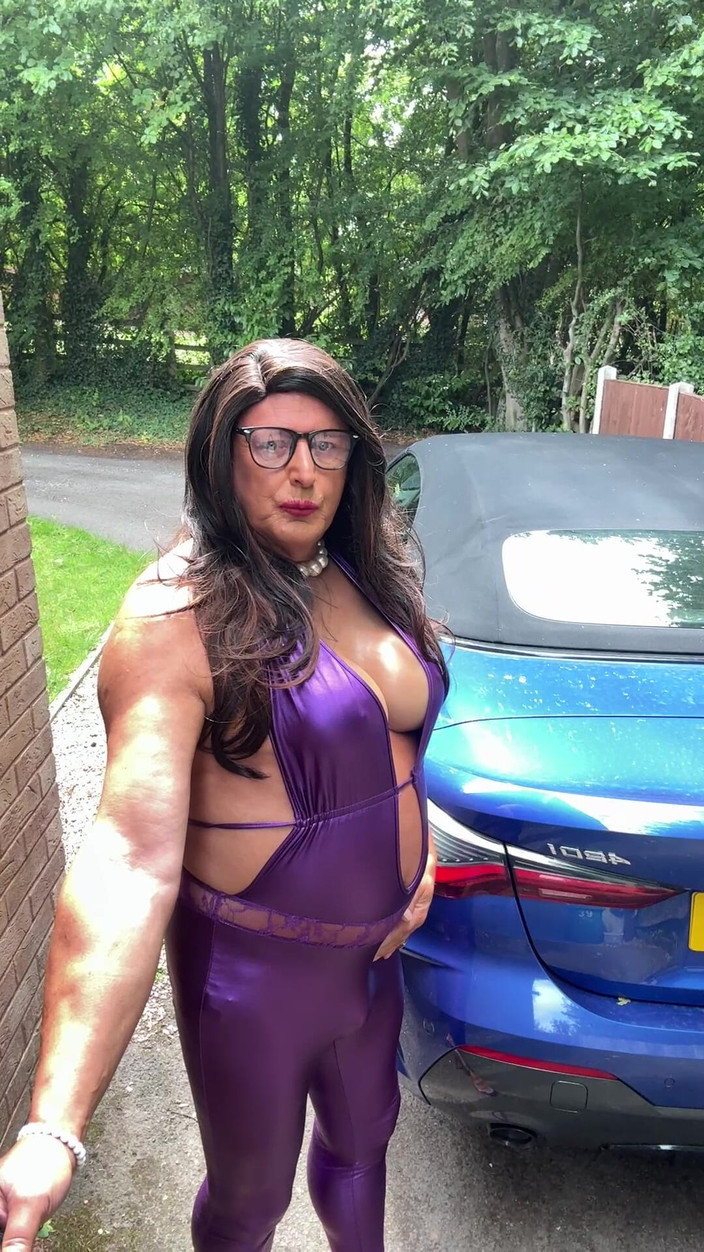 Kelly CD 2022: Sexy travestiet Kellycd2022 in paarse Pvc catsuit en hakken