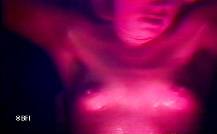 Slave Seks: 그녀의 젖꼭지에 클램프를 받고 밧줄로 묶인 Cindy.