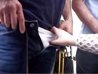 Galaxy Orgy: 핑거링하는 젊은 통통한 이탈리아녀