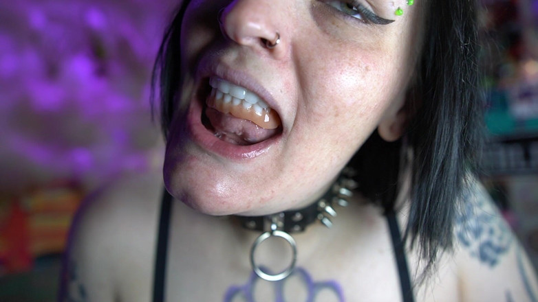 GothBunny6669: セクシーなゴスが入れ歯で遊ぶ