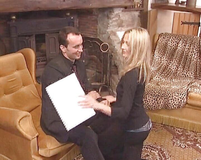 Filles Francaises: 얼굴 앞에서 애널 섹스를 즐기는 최고급 금발 프랑스 인형