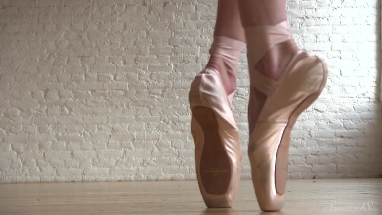 Stunning18: Ballerina Exercising