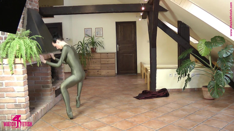 Watch4fetish: Balet într-un costum de pisică verde