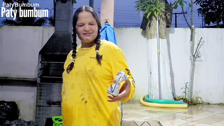 Paty Bumbum: Can Picker Shows Her Pussy to Get Reward