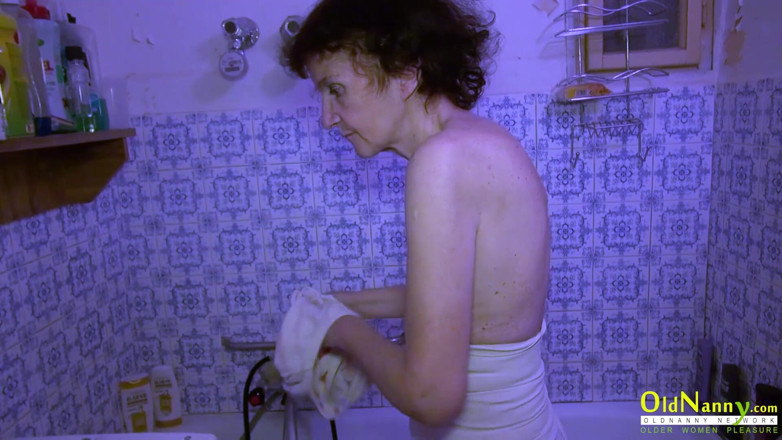 Aged Love: Velha babá - velha Veronika toma banho