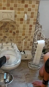 Mlle Alessa Milano se nourrit des toilettes, partie 1