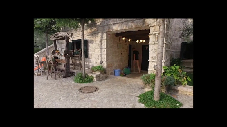 Lovekino: Czarnowłosa Domina w lateksie wkurzony mężczyzna w ustach, a następnie...