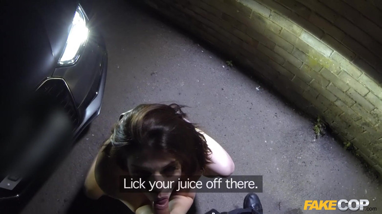 Fake Cop: Fake Cop - jovem festeira brincalhão em um beco e chupa...
