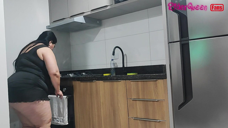 Riderqueen: Mama vitregă călătoră, fani solo în Slow Motion, în bucătărie