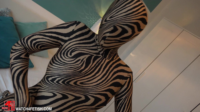 ZentaiDolls: Transforming into a zentai doll