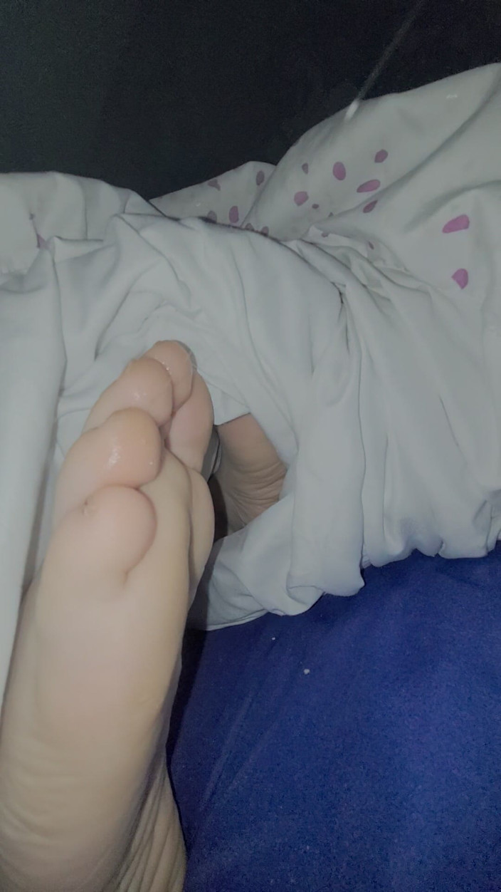 On cloud sixty nine: Une femme mariée se fait lécher les toteils dans son...