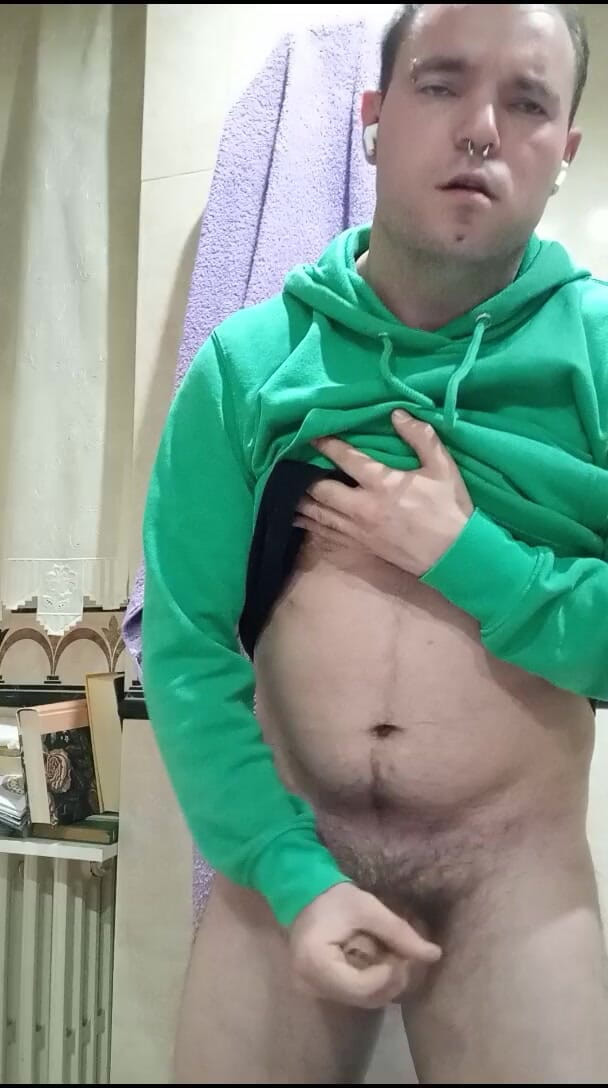 Alescu11: Mladý chlap si honí a jí jeho sperma