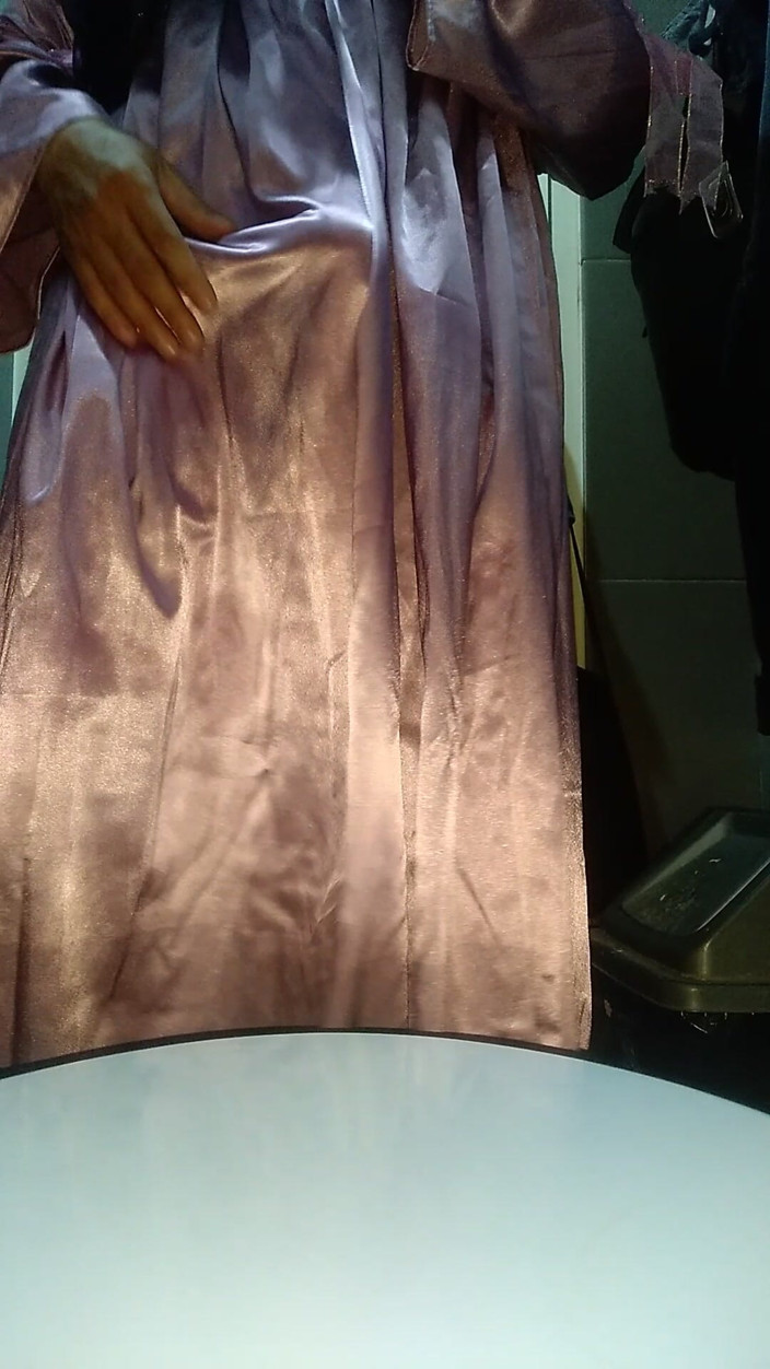 Naomisinka: Melancap Memakai Longdress Satin yang comel dan cantik