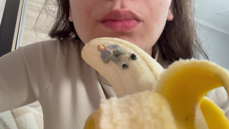 AmayaMori: Mama vitregă uriașă mănâncă o banană, dar vede